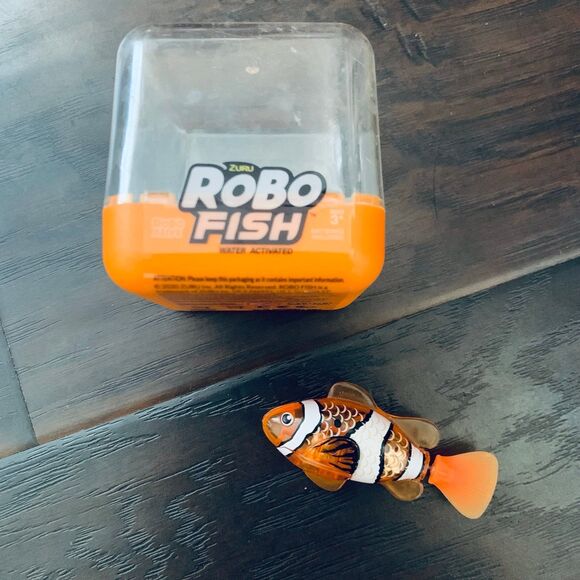 ZURU Robo Alive Robo Fish - Swimming Orange Clown Fish Toy - Picture 2 of 4